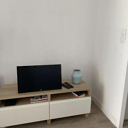 Renove Avec Loggia, Wifi Et Parking Prive A Port - Fr-1-335-131 * Hyeres